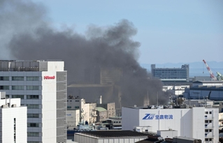神戸市兵庫区の港湾から黒煙が上がる＝６日午後３時３９分、神戸市中央区東川崎町から