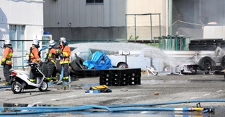 「ごみが燃えている」と通報があった火災現場＝６日午後３時５２分、神戸市兵庫区築地町