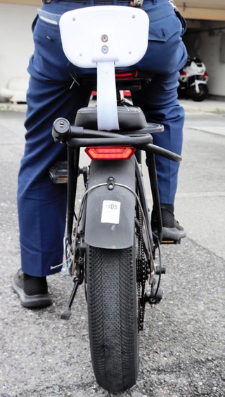容疑者が乗っていたペダル付き原動機付き自転車。義務付けられたナンバープレートも設置していなかった＝川西署