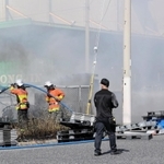 「ごみが燃えている」と通報があった火災現場＝６日午後３時５１分、神戸市兵庫区築地町