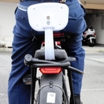 容疑者が乗っていたペダル付き原動機付き自転車。義務付けられたナンバープレートも設置していなかった＝川西署