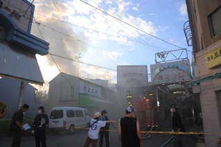 白煙が立ちこめる商店街＝１７日午後５時２８分、尼崎市玄番北之町