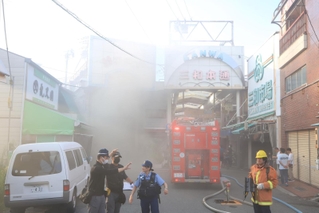 白煙が立ちこめる商店街＝１７日午後５時２０分、尼崎市玄番北之町