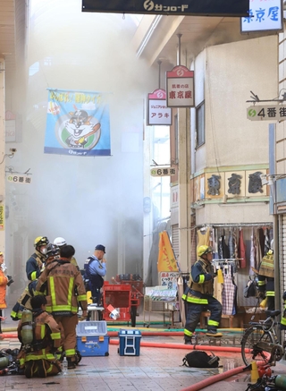 白煙が立ちこめる商店街＝１７日午後５時１７分、尼崎市玄番北之町