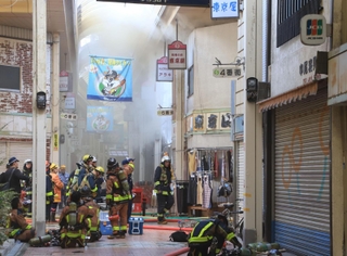 白煙が立ちこめる商店街＝１７日午後５時１７分、尼崎市玄番北之町