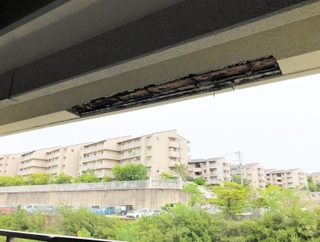 コンクリートが剝がれ落ちた須磨パティオの立体駐車場ベランダ天井＝神戸市須磨区中落合２（こうべ未来都市機構提供）