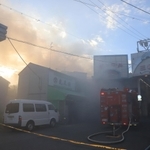 白煙が立ちこめる商店街＝１７日午後５時４２分、尼崎市玄番北之町