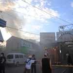 白煙が立ちこめる商店街＝１７日午後５時２８分、尼崎市玄番北之町