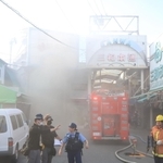 白煙が立ちこめる商店街＝１７日午後５時２０分、尼崎市玄番北之町