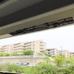 コンクリートが剝がれ落ちた須磨パティオの立体駐車場ベランダ天井＝神戸市須磨区中落合２（こうべ未来都市機構提供）