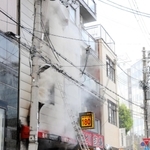 白煙が上がる火災現場＝２５日午後５時１５分、神戸市中央区相生町２