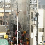煙が立ち込める火災現場＝２５日午後５時２２分、神戸市中央区相生町２