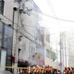多くの消防隊員が駆けつけた火災現場＝２５日午後５時１５分、神戸市中央区相生町２