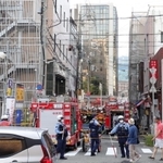 騒然とする火災現場付近＝２５日午後５時２８分、神戸市中央区相生町２