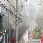 黒煙を上げる飲食店＝２５日午後５時９分、神戸市中央区相生町２