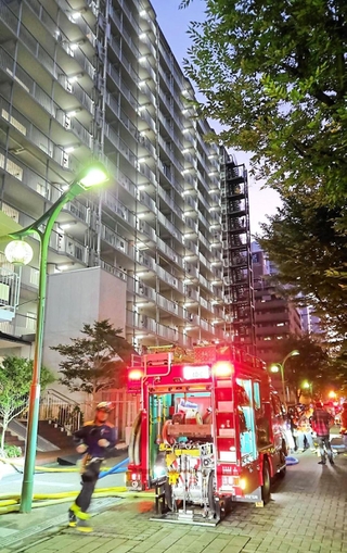 煙が出ているのが見つかり、消防隊が出動したマンション＝７日午後６時36分、神戸市兵庫区新開地６