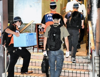 風営法違反容疑で逮捕された男らの店に捜索に入る兵庫県警の捜査員ら＝１２日午後８時５３分、西宮市甲子園口