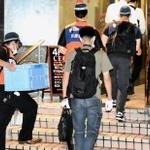 風営法違反容疑で逮捕された男らの店に捜索に入る兵庫県警の捜査員ら＝１２日午後８時５３分、西宮市甲子園口