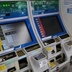 ポートライナーの券売機＝神戸市中央区