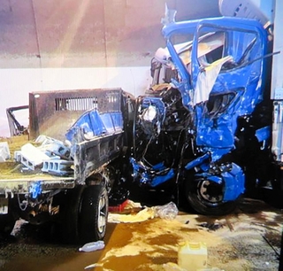 山陽自動車道の書写山第二トンネル内で衝突したトラック＝姫路市内（兵庫県警高速隊提供）