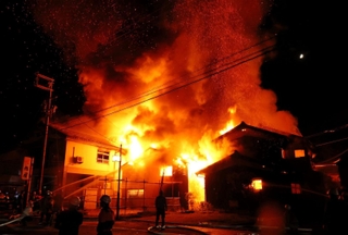 炎を上げて燃える建物＝１１日夜、兵庫県香美町香住区浦上