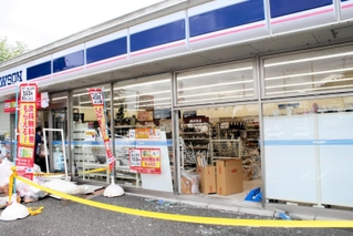 ガラス壁の下部が大破したコンビニ店＝丹波篠山市東岡屋