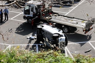 駐車場から約１０メートル下に転落した車＝新温泉町湯
