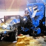 山陽自動車道の書写山第二トンネル内で衝突したトラック＝姫路市内（兵庫県警高速隊提供）
