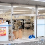 ガラス壁の下部が大破したコンビニ店＝丹波篠山市東岡屋