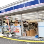 ガラス壁の下部が大破したコンビニ店＝丹波篠山市東岡屋