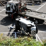 駐車場から約１０メートル下に転落した車＝新温泉町湯