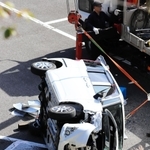 駐車場から約１０メートル下に転落した車＝新温泉町湯