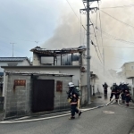 火災で屋根が焼け落ちた民家＝加古川市加古川町備後