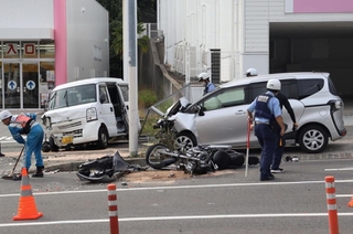 事故で大破した乗用車やバイク＝１７日午後２時４８分、神戸市北区山田町小部
