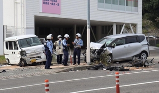 事故で大破した乗用車やバイク＝１７日午後２時４９分、神戸市北区山田町小部