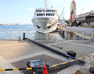 クルーズ船（奥）が接触し、倒れたとみられる街灯（手前）＝２１日午後、神戸市中央区