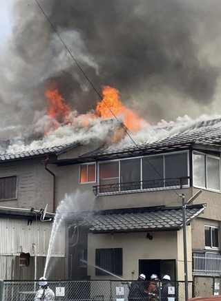 炎を上げて燃える民家＝丹波篠山市東新町