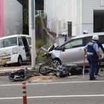 事故で大破した乗用車やバイク＝１７日午後２時４８分、神戸市北区山田町小部