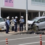 事故で大破した乗用車やバイク＝１７日午後２時４９分、神戸市北区山田町小部