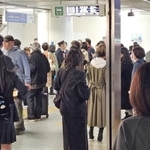 運転再開を待つ人で混み合うポートライナー三宮駅＝８日午後９時７分、神戸市中央区雲井通８