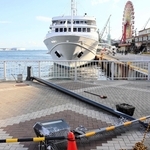 クルーズ船（奥）が接触し、倒れたとみられる街灯（手前）＝２１日午後、神戸市中央区