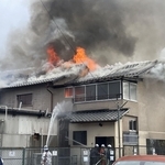 炎を上げて燃える民家＝丹波篠山市東新町