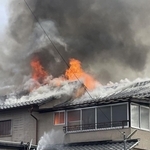 炎を上げて燃える民家＝丹波篠山市東新町
