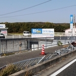 軽乗用車が横転した現場。衝撃でフェンスが破損している＝２２日午前１１時４７分、神戸市西区平野町宮前