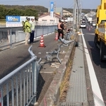 軽乗用車が横転した現場。衝撃でフェンスが破損した＝２２日午前１１時４７分、神戸市西区平野町宮前
