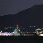 事故を起こしたとみられる船舶＝23日午後８時２８分、神戸空港から