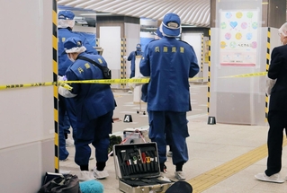 女性が刺されたとみられる現場＝１８日午後１時１９分、神戸市中央区の市営地下鉄三宮駅東改札前