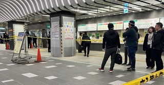 現場付近を調べる捜査員ら＝１８日午後０時５６分、神戸市中央区の神戸市営地下鉄三宮駅