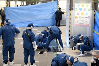 刃物で高齢女性が刺されたとみられる現場＝１８日午後１時２２分、神戸市中央区の市営地下鉄三宮駅