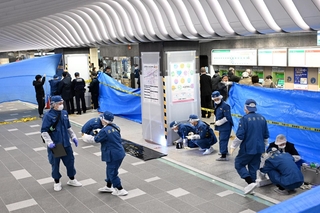 刃物で高齢女性が刺されたとみられる現場＝１８日午後１時２０分、神戸市中央区の市営地下鉄三宮駅